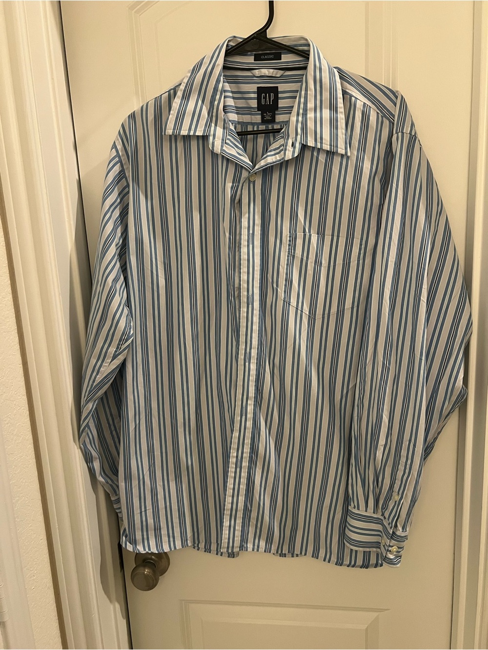 GAP Men’s L 16-16½ Blue White Striped Classic Fit Long Sleeve Shirt